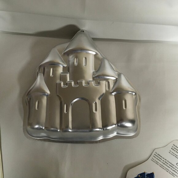 Wilton Enchanted Castle Sand Castle Knighthood Cake Pan # 2105-2031 Bake - Picture 4 of 4